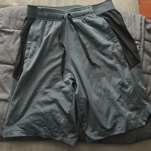 Blue Under Armour Shorts Men’s small - Picture 1 of 3